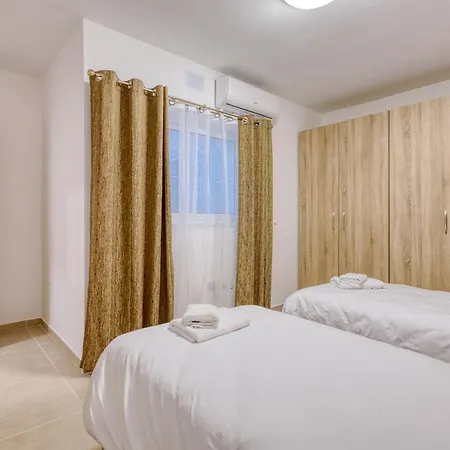 New! Spacious 4-bedroom Duplex By Sf Homes Apartmán Tal-Hriereb